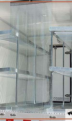 Baú refrigerado com prateleiras	 Baú refrigerado com prateleiras